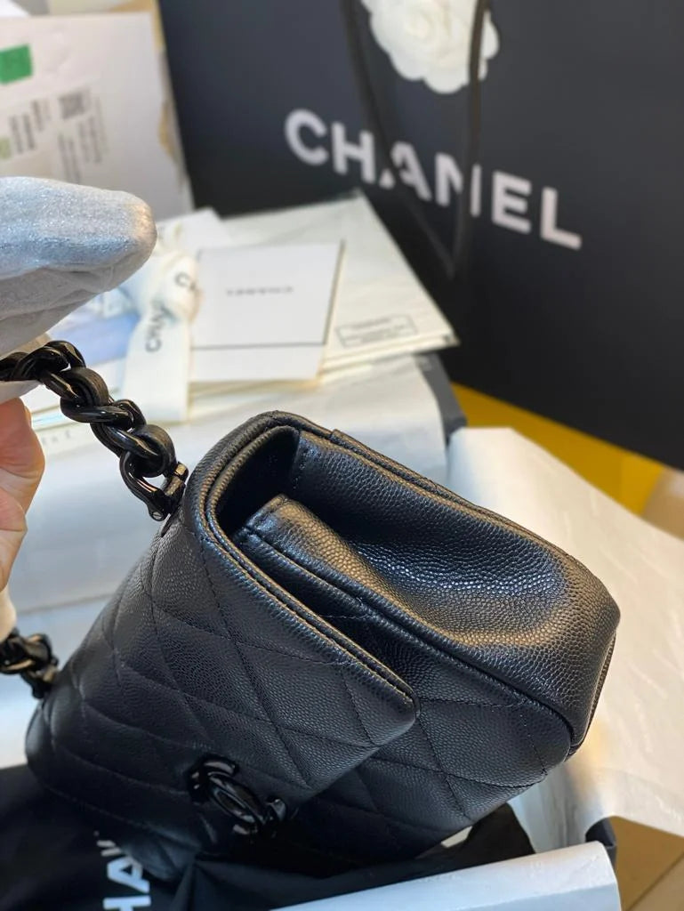 Small Flap Bag Black Q15372