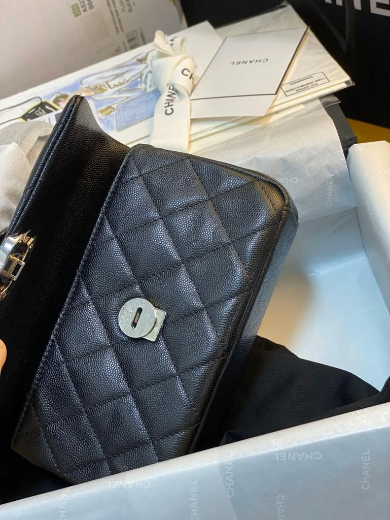 Small Flap Bag Black Q15372