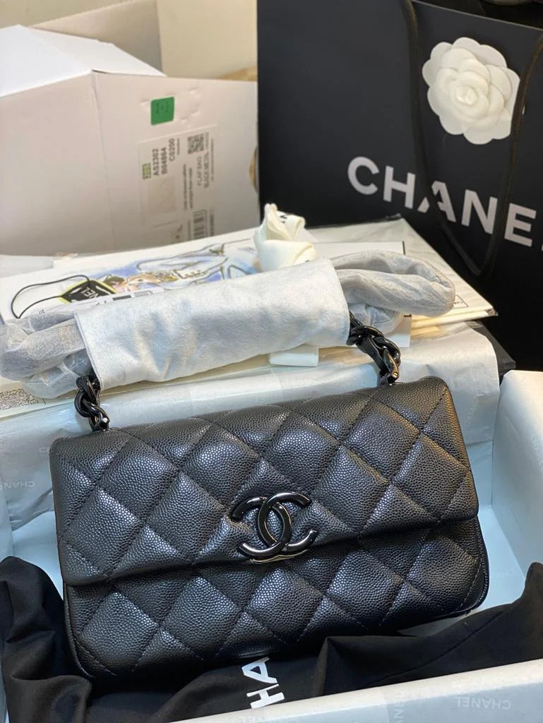 Small Flap Bag Black Q15372